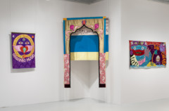 tre textila konstverk i rum