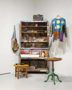 foto av installation med möbler och kläder