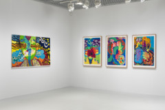 fyra färgstarka målningar på vägg