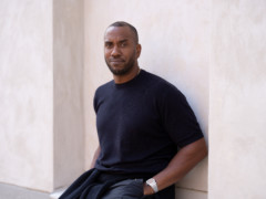 Konstnären Rashid Johnson står framför en putsad fasad