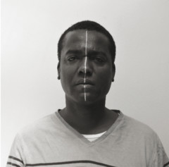 svartvitt foto av man med vit linje målad i ansiktet