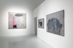 installationsvy med målningar