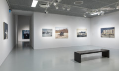 installationsvy med målningar