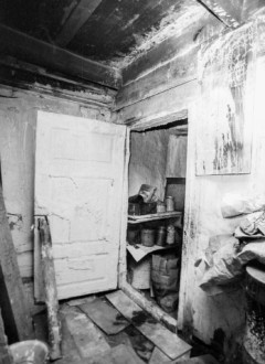 foto av interiör i förfallen byggnad