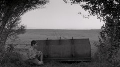 foto av barn som sitter i landskap