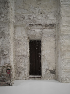 betongskulptur i rum