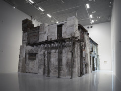 betongskulptur i rum