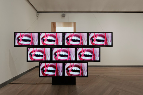 Videoinstallation, 3 akter på 9 monitorer, installationsbild Moderna Museet