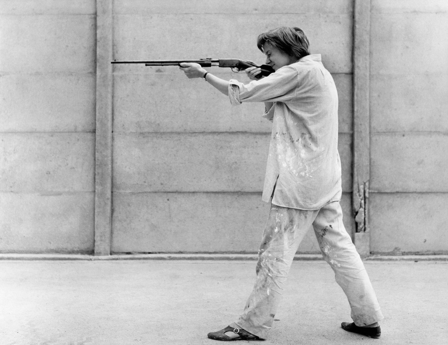 Niki de Saint Phalle shooting at Old Master with a 22 rifle, Impasse Ronsin, June 15