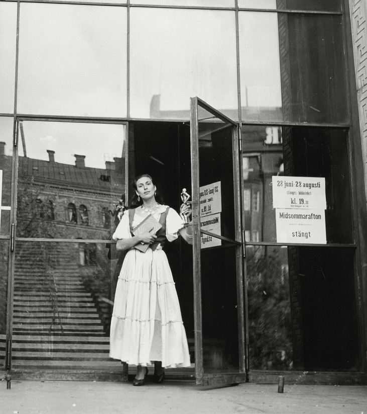 Katarina Taikon by the entrance of the Stockholm Public Library