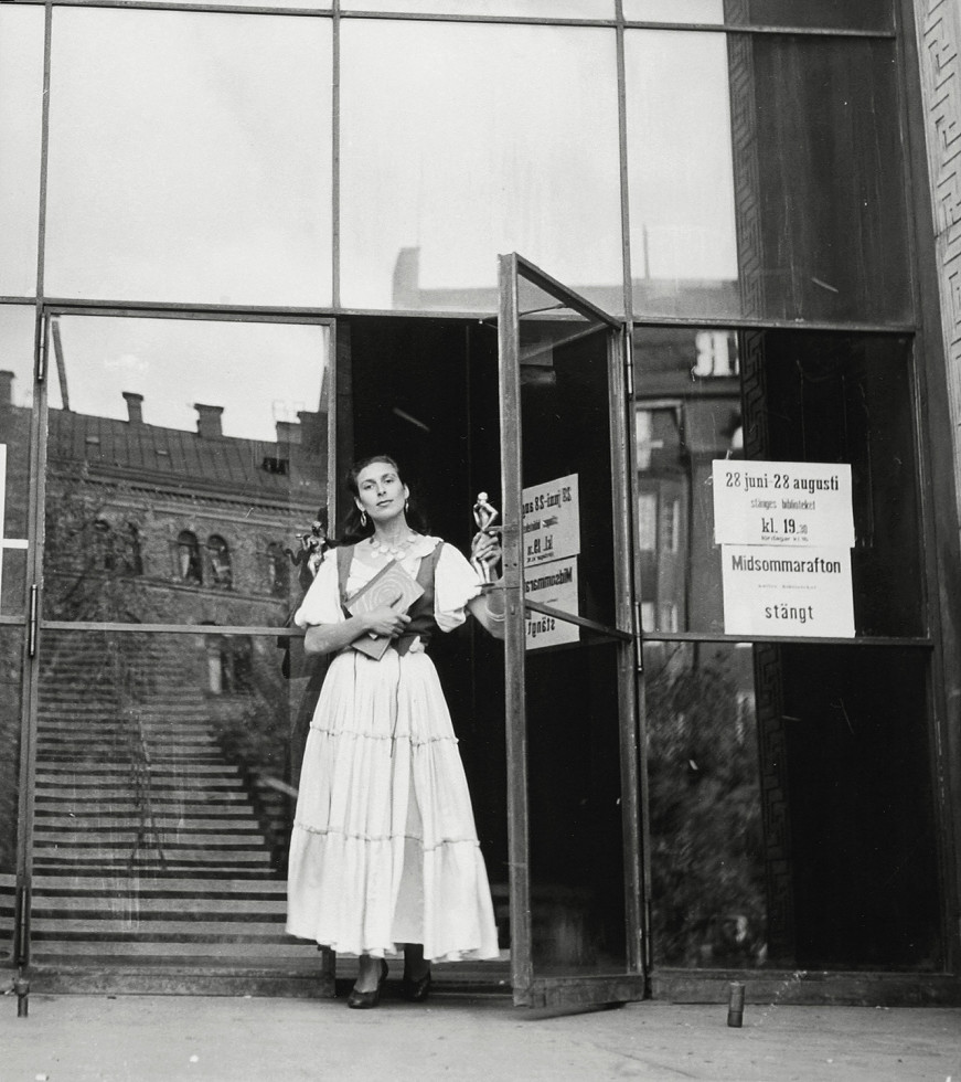 Katarina Taikon vid entrén till Stadsbiblioteket, 1954