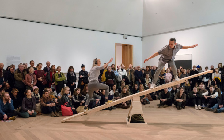 Publik på vernissage under performance i utställningssal på Moderna Museet