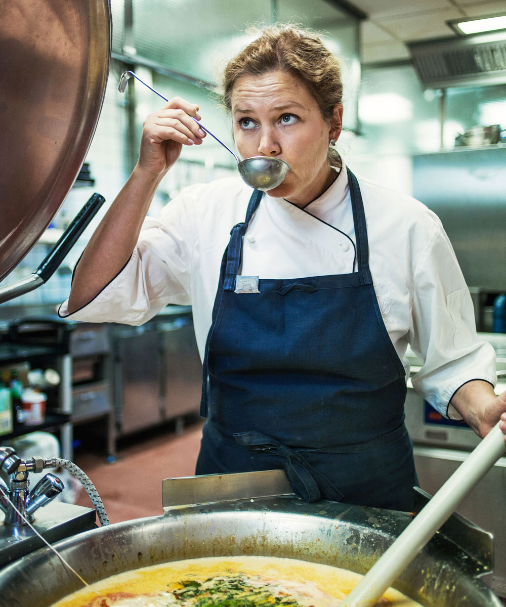 Malin Söderström in the kitchen tastes soup.