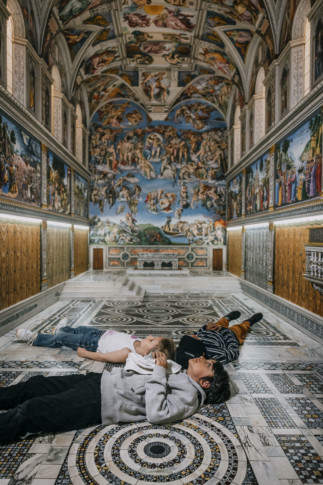 Children on the floor in the installation "Untitled"