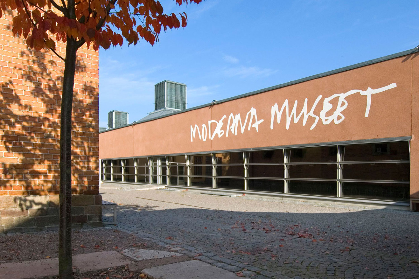Moderna Museet exteriör, fasad med logga.