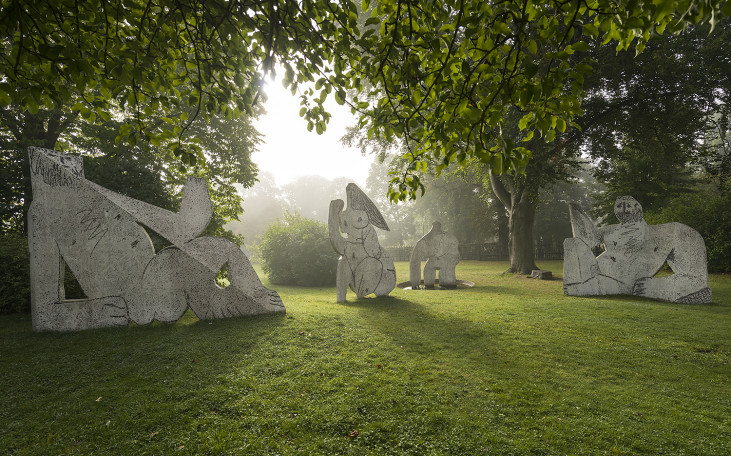 Skulptur av Picasso utomhus.