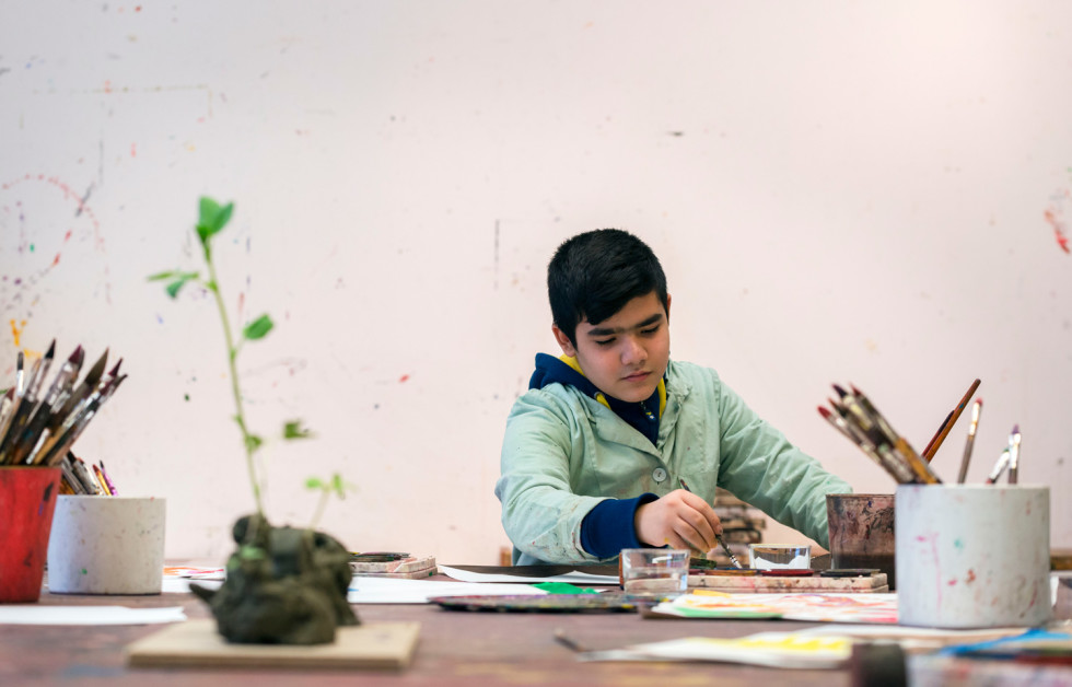 Child paints in the workshop