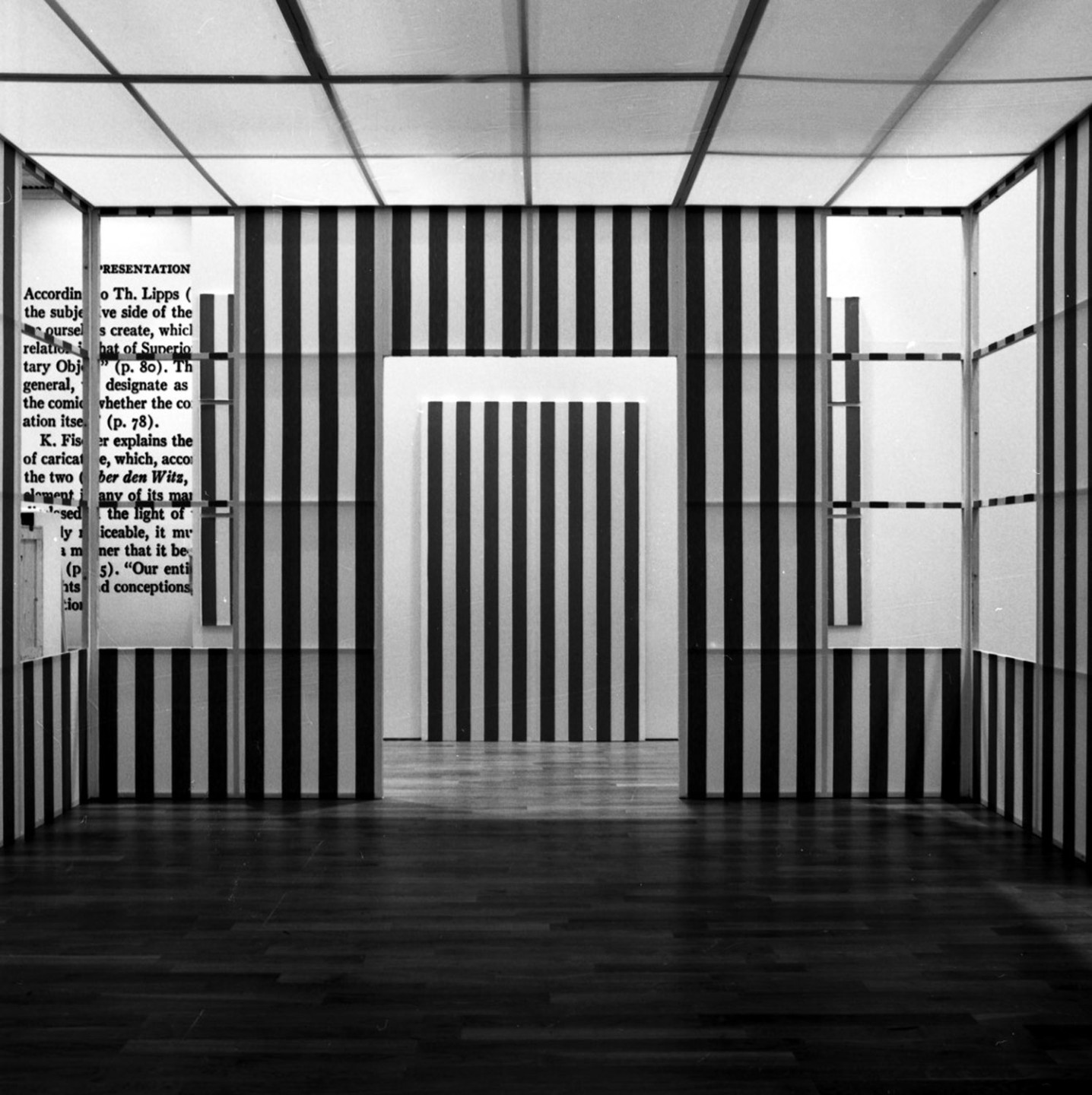 Uppbrutet rum nr 9 (1985) av Daniel Buren i Implosion – ett postmodernt perspektiv!, Moderna Museet
