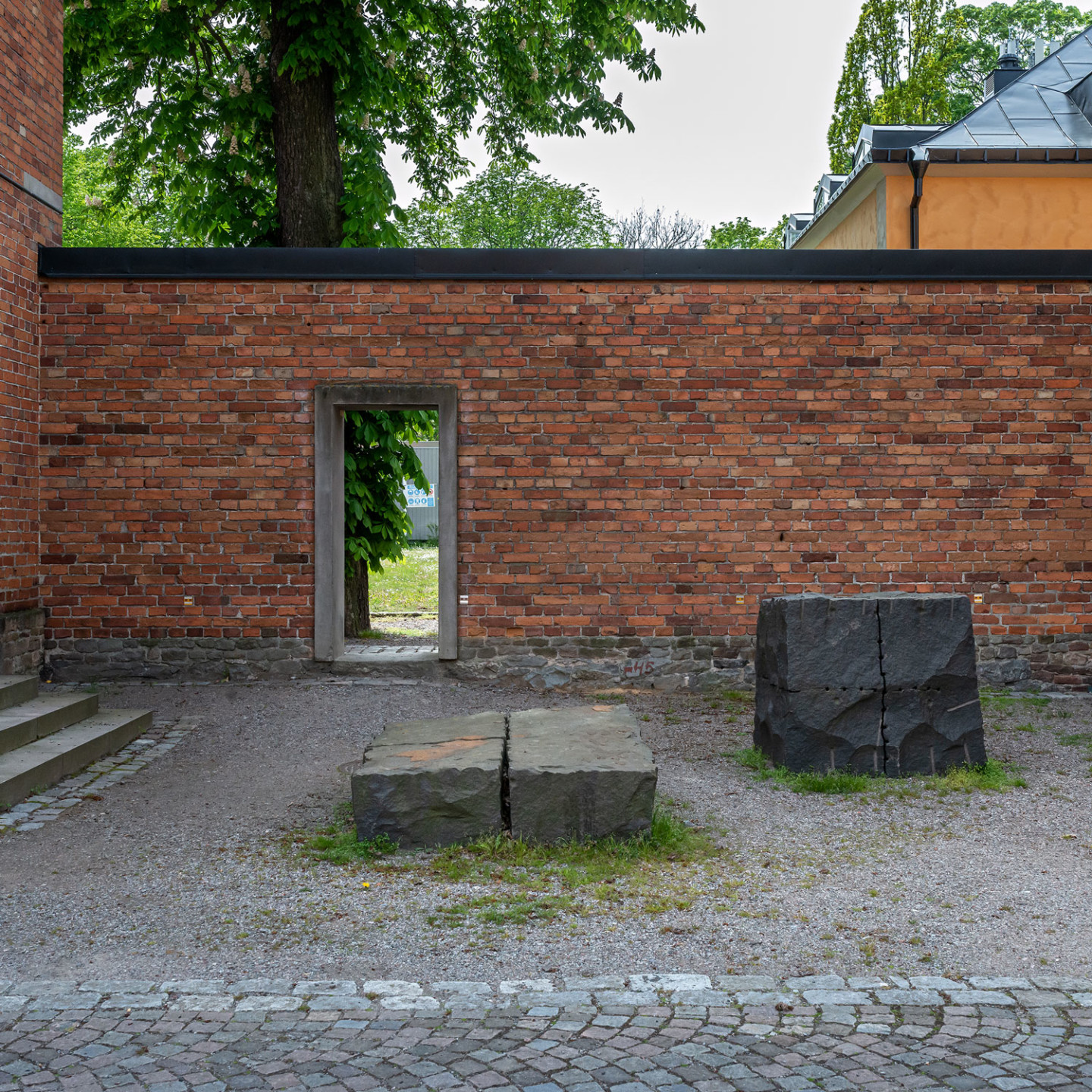 Utomhusskulptur Svart svensk granit