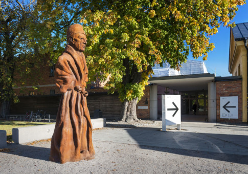The sculpture Vater Staat in front of the main entrance of Moderna Museet