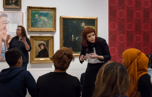 Guide with audience in front of paintings during a tour at Moderna Museet.
