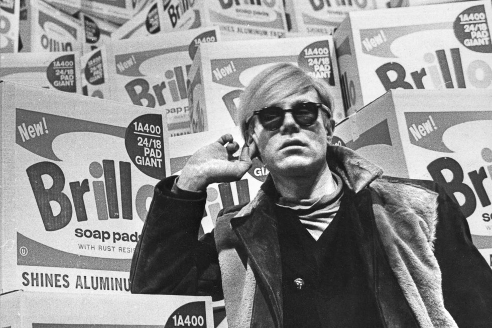 Andy Warhol framför Brillo Boxes