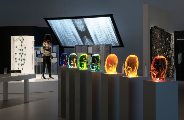 Installationsbild ”Mud Muses – en tirad om teknologi”, Moderna Museet i Stockholm