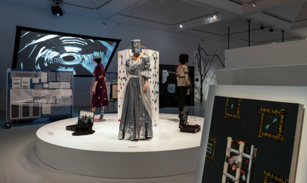 Installationsbild ”Mud Muses – en tirad om teknologi”, Moderna Museet i Stockholm