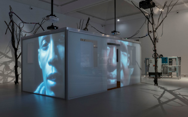 Installationsbild ”Mud Muses – en tirad om teknologi”, Moderna Museet i Stockholm