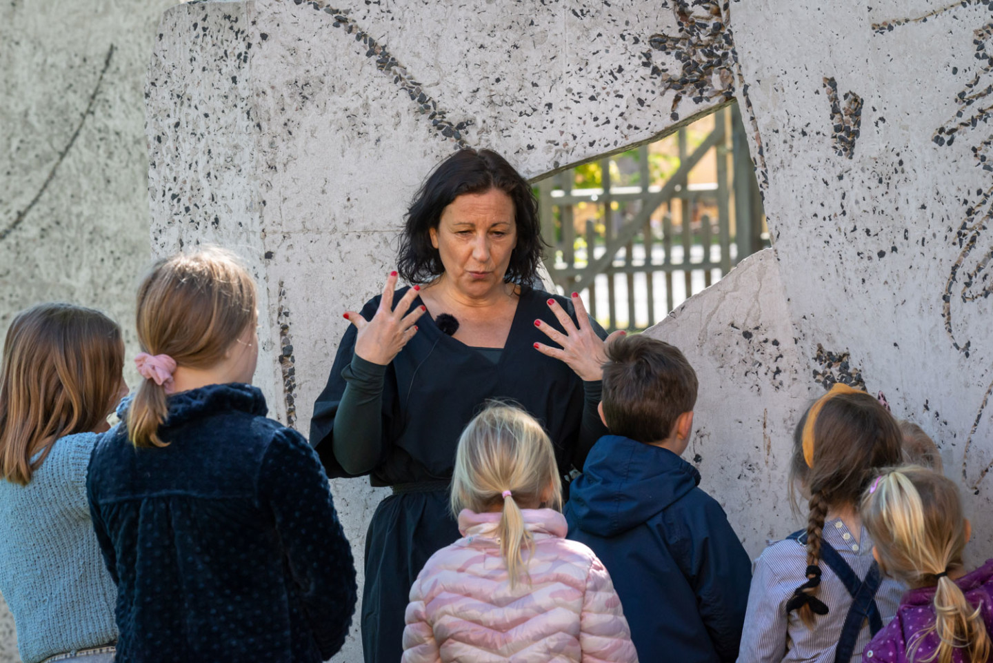 Konstpedagog Nina Blom framför en barngrupp.