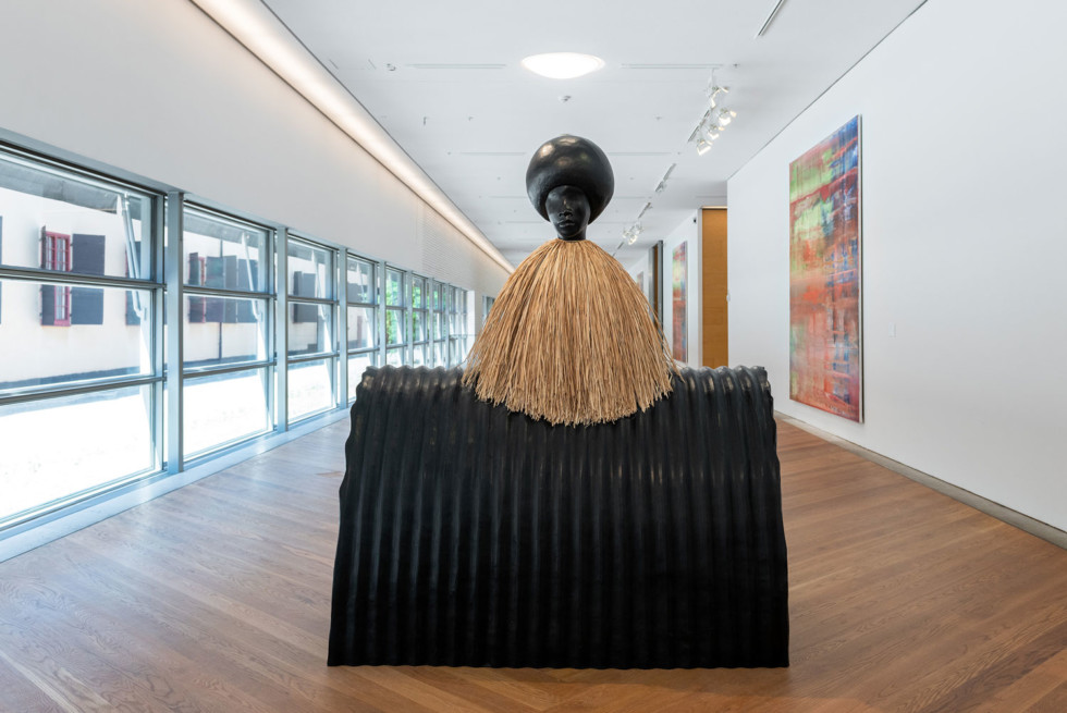 Skulptur av Simone Leigh i samlingskorridoren på Moderna Museet.