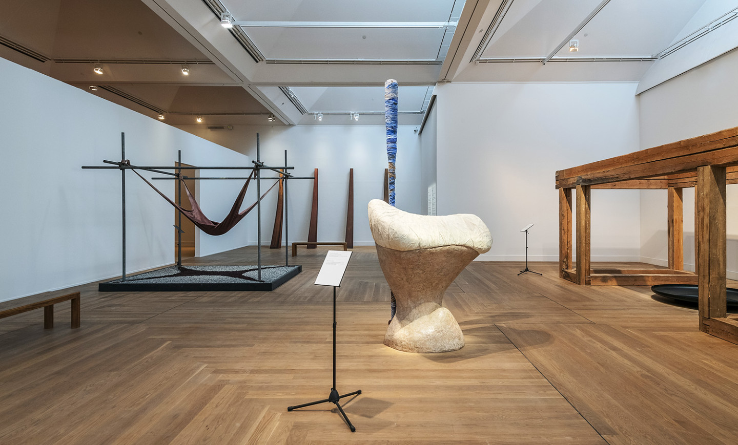 Flera verk av Björn Lövin i utställningssalen på Moderna Museet