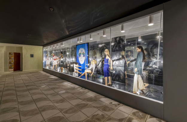 Färgfotografi, installationen av affärsgatan med skyltfönster.