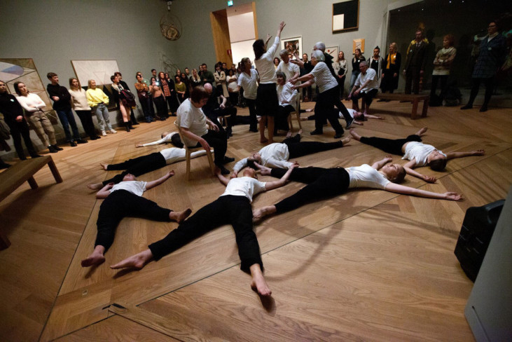 Dans med Parkinson och elever på Balettakademien dansar på Moderna Museet inspirerade av Natalia Gontcharovas kostymer.