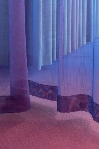 Lila gardin i samlingskorridoren i utställningen Jeppe Hein: Vem är du egentligen?