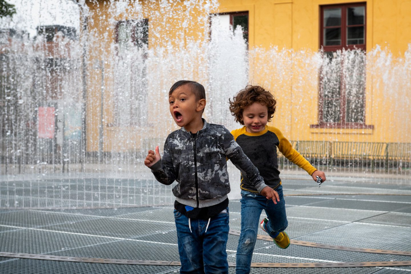 Två barn leker i Jeppe Heins fontän