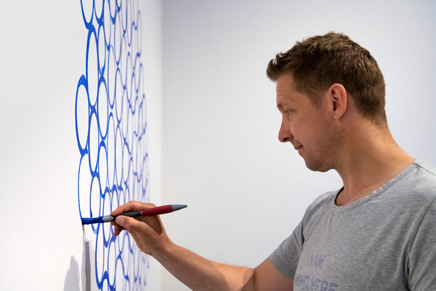 The artist Jeppe Hein paints the work "Today I feel like"