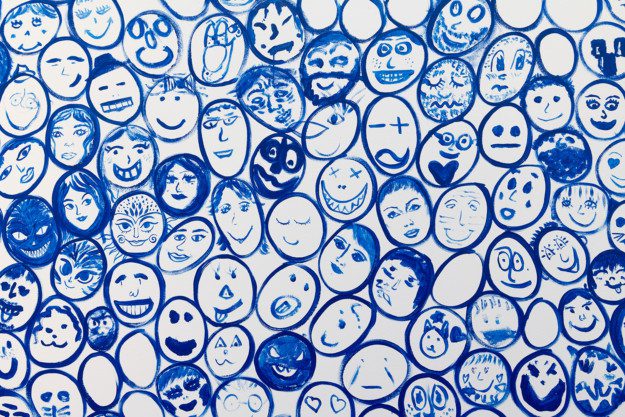 Ifyllda ansikten som ingår i verket "Idag känner jag mig som" av Jeppe Hein