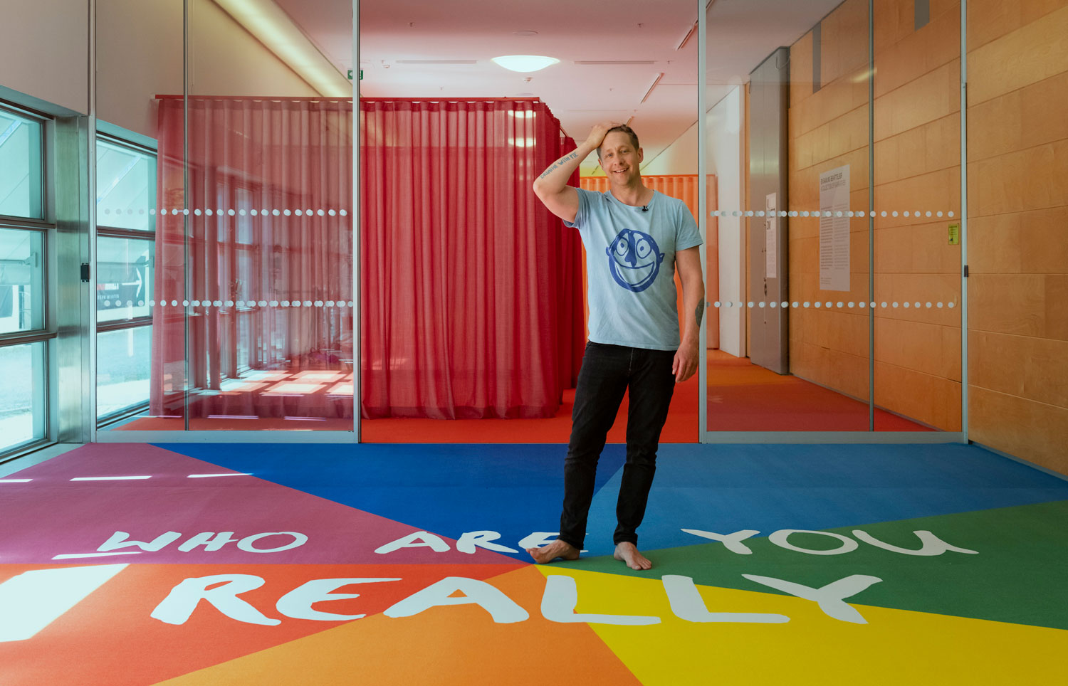 Konstnären Jeppe Hein i utställningen "Vem är du egentligen?"