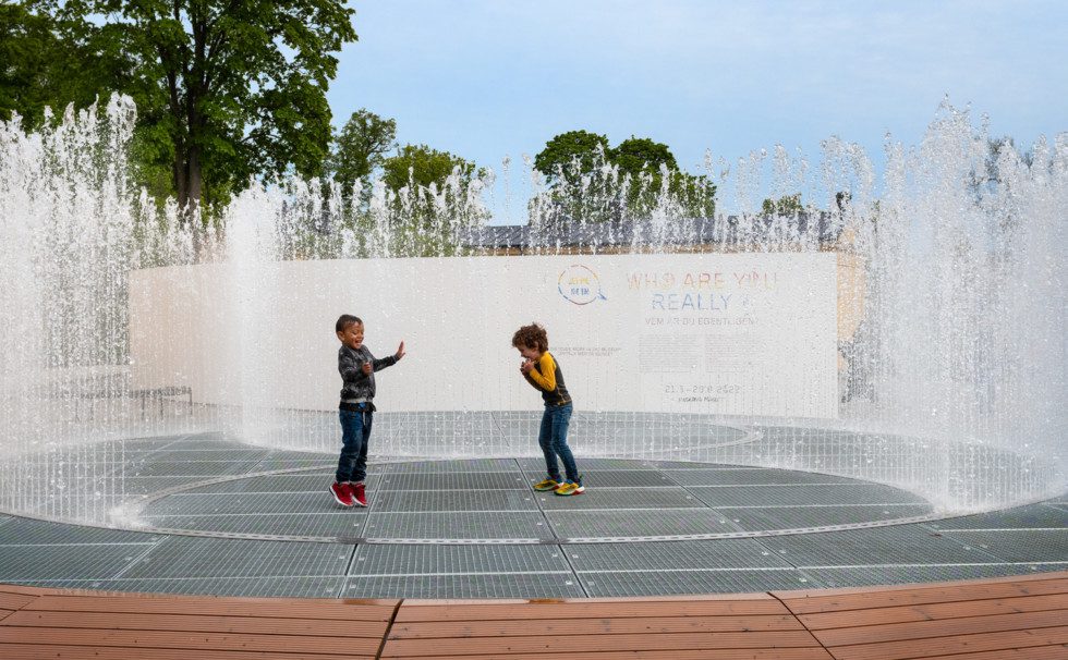 Två barn leker i Jeppe Heins fontän