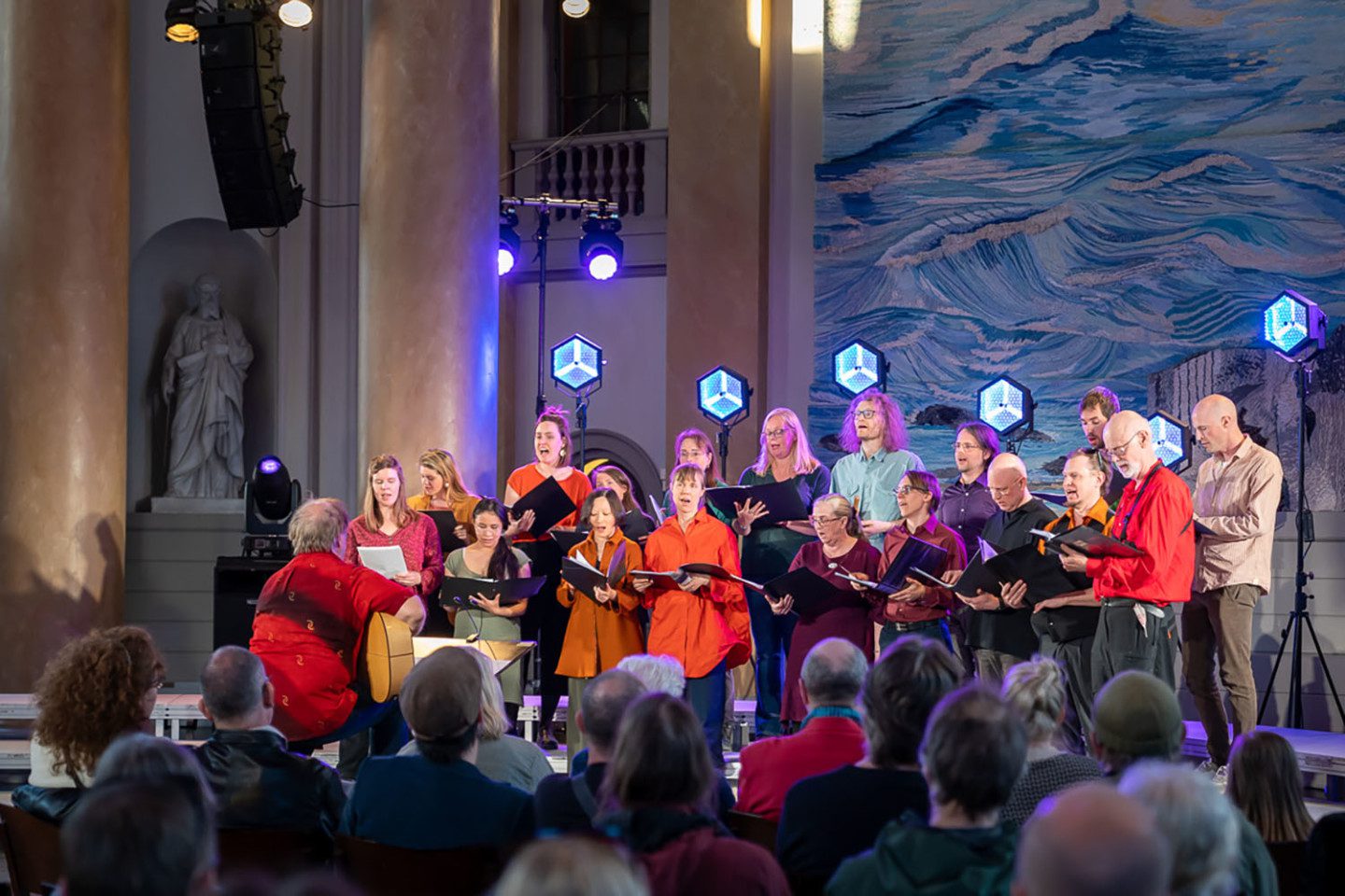 Kören Röstjärn sjunger i en kyrka