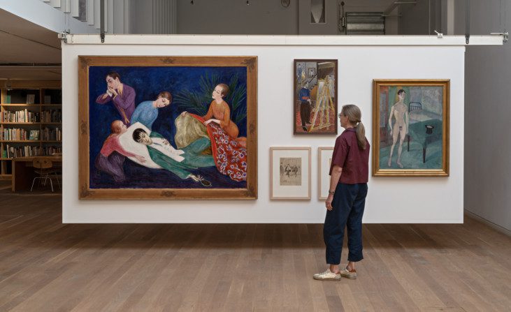 En av Visningsmagasinets skärmar med verk av Nils Dardel, Ivan Lönnberg och Arvid Fougstedt