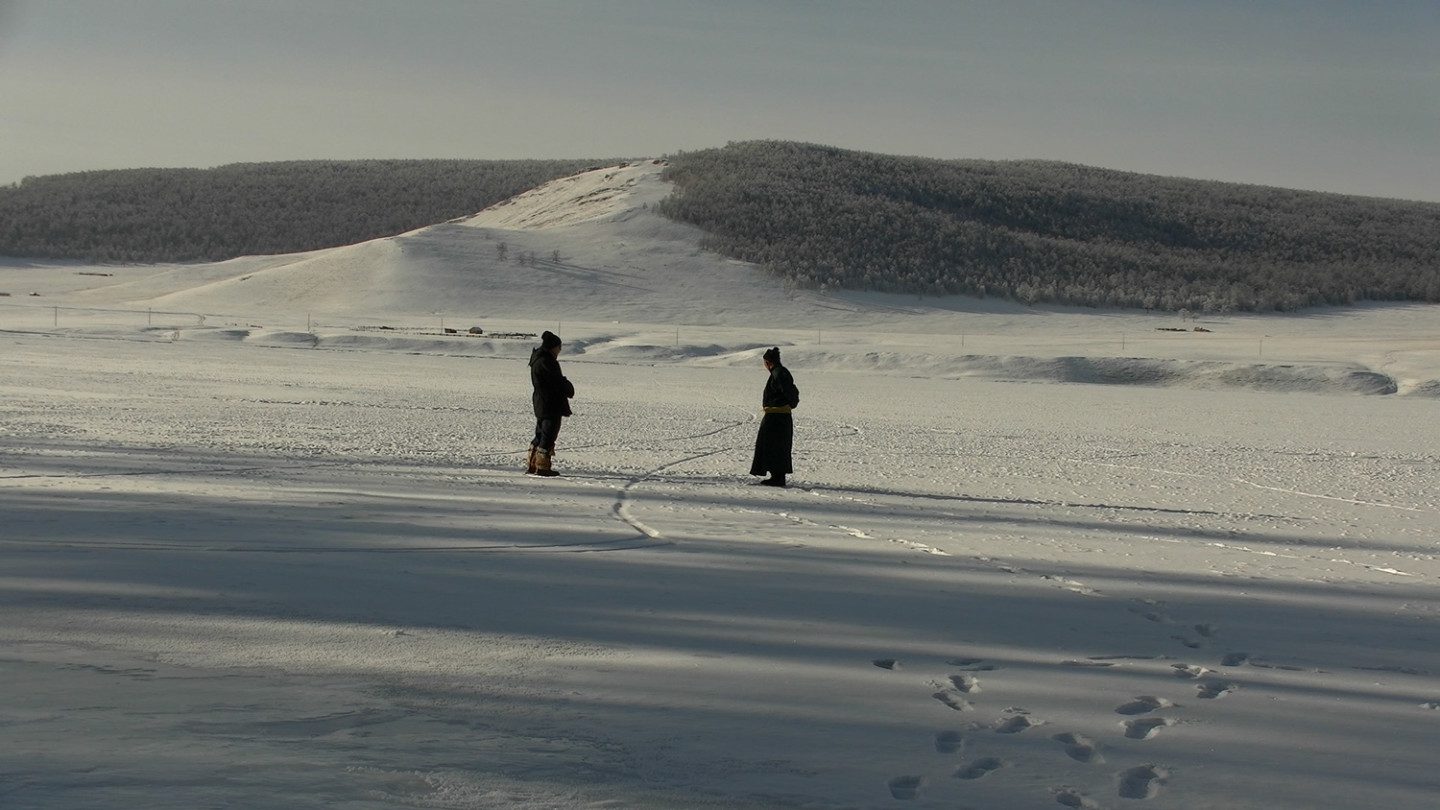 Två personer i ett snöigt landskap