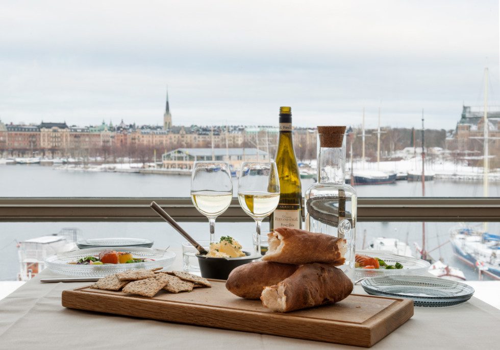 Vinglas, bröd och tallrikar framför utsikten från Moderna Museets restaurang