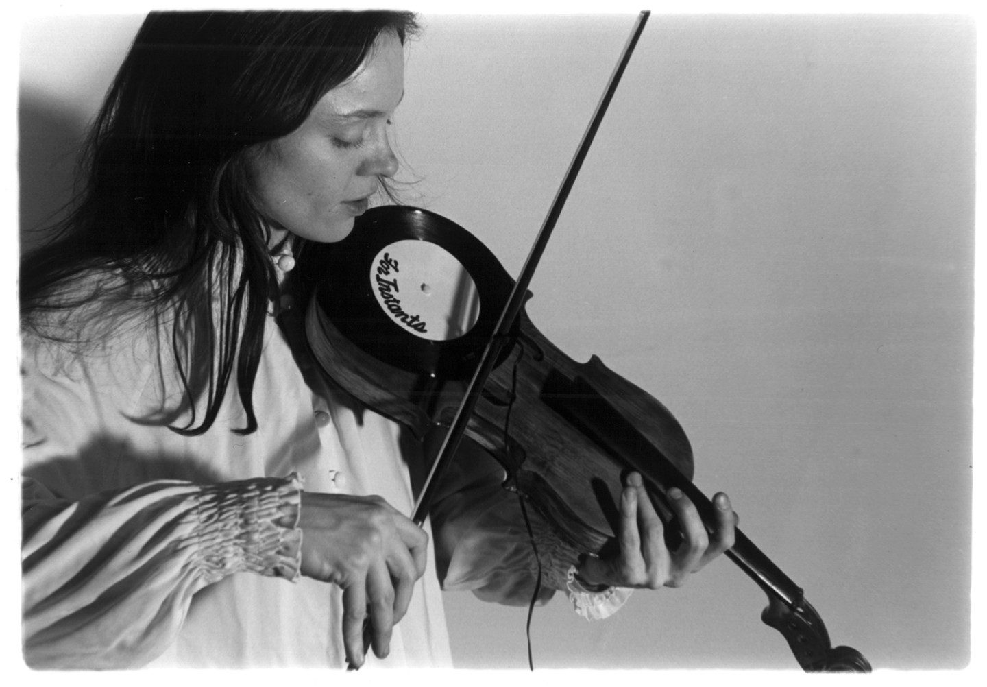 Laurie Anderson spelar på viophonograph, ett instrument hon själv uppfunnit