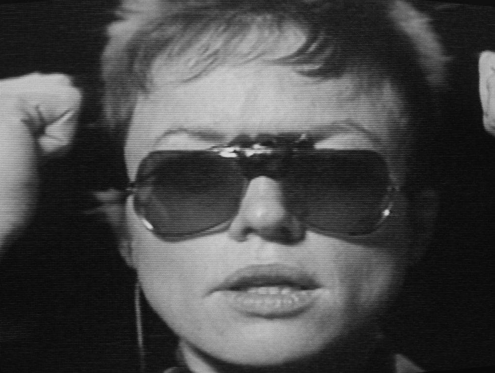 Svartvit bild föreställande Laurie Anderson med "Drum glasses"