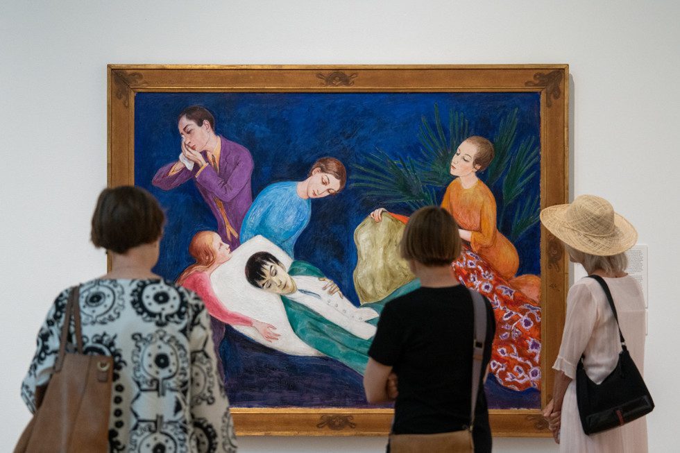  foto på tre personer står framför målningen Den döende dandyn