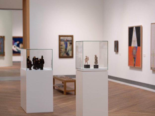 Installation view of Rosa segel. Two podiums with small sculptures are in focus in the image.