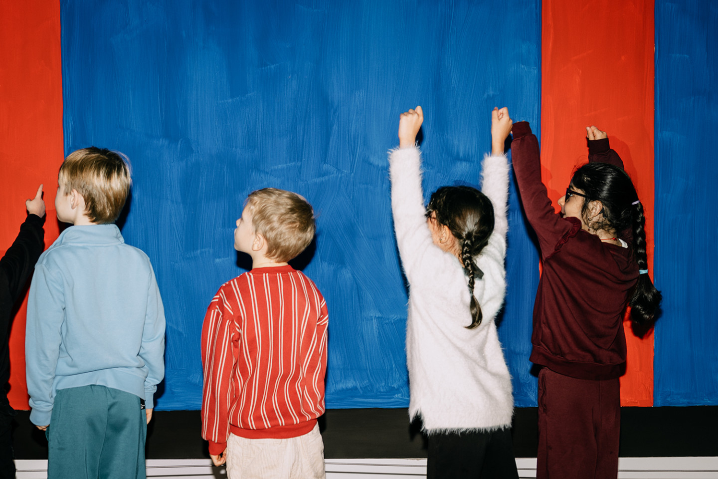 Barn framför "Coney Island" (2000) av  Günther Förg