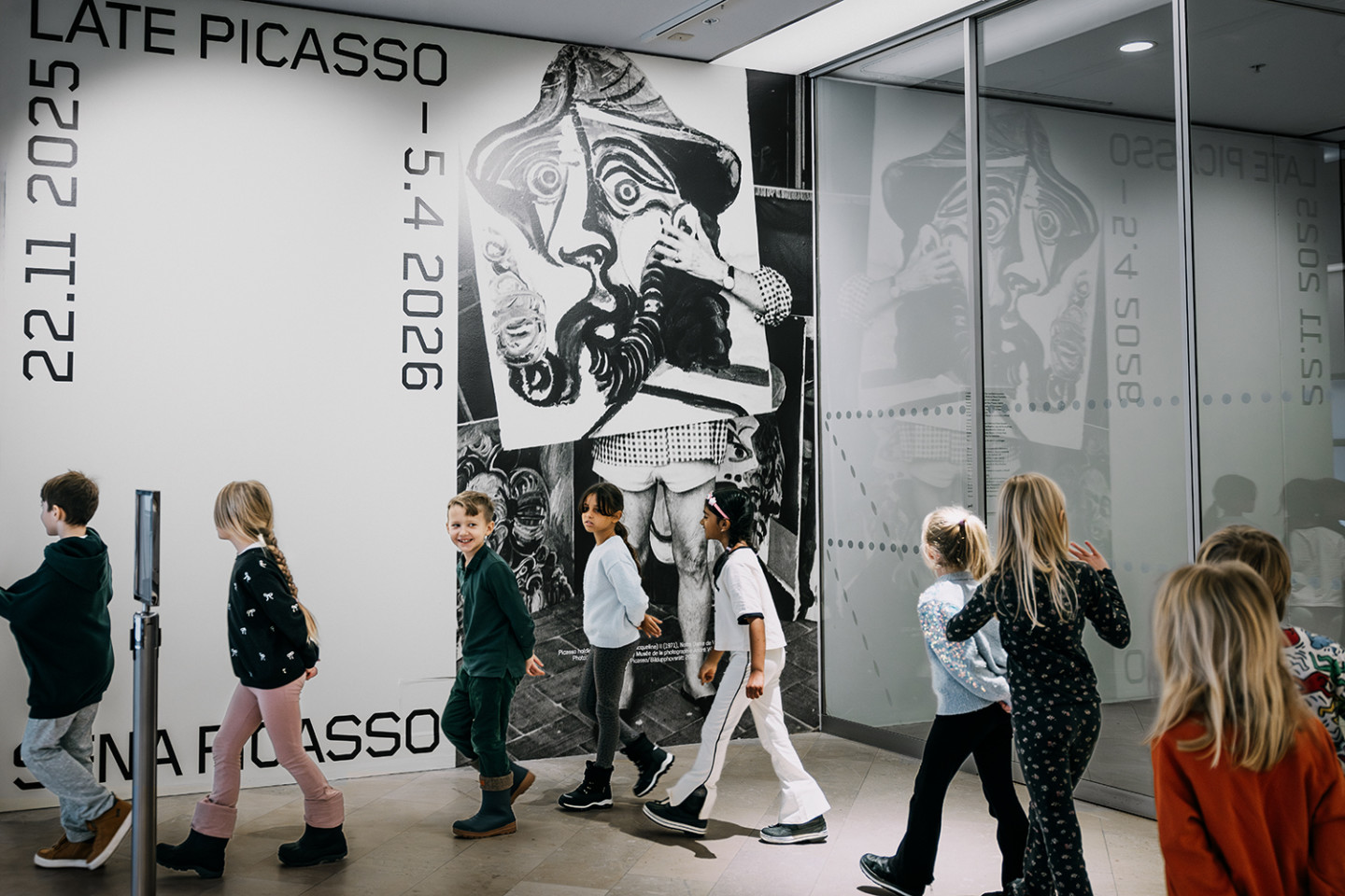 Barn utanför utställningen "Sena Picasso".